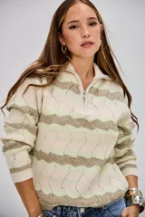 Sweater de punto con cuello alto y cierre frontal, de manga larga. Presenta un patrón de ondas en tonos beige, verde claro y blanco.