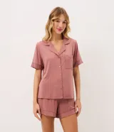 Pijama corto Lov de modal y elastano, color rosado con sutiles rayas verticales y acabado texturizado. Consta de una camisa de manga corta con cuello solapa, botones frontales y un bolsillo en el pecho, acompañada de un short con cintura cómoda.