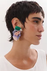 Par de aros colgantes con diseño floral, con flores de tela en tonos verde, lila, rosa y amarillo.