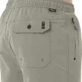 Bermuda de baño color verde con cintura elástica ajustable con cordón, bolsillos laterales con cierre y logo estampado en la pierna.