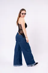 Pantalón de jean estilo wide leg en color azul oscuro, con talle medio y ruedo con doblez ancho.