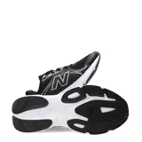 Championes de running New Balance modelo Amaste, color negro con detalles en plateado. Presentan una capellada de malla transpirable con refuerzos sintéticos, cierre de cordones y entresuela blanca amortiguada.