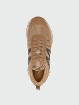 Zapatillas de ante Pacey de Moncler en tonos neutros como blanco, beige y tostado. Presentan una combinación de texturas con inserciones de gamuza y detalles laterales característicos de la marca.