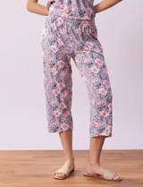 Conjunto de pijama marca René Rofé, compuesto por remera de mangas cortas con escote en V abotonado y pantalón capri con cintura elastizada. Diseño estampado con flores azules sobre fondo blanco.