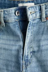 Jean wide leg de tiro alto en denim de algodón con ligero stretch, corte amplio y cinco bolsillos tradicionales.