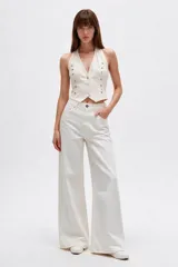 Pantalón jean blanco de corte ancho, tiro alto y diseño liso.