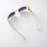 Lentes de sol con armazón carey y diseño envolvente, cuentan con filtro UV400 y patillas anchas con detalle ovalado metálico.
