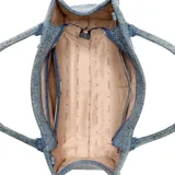 Cartera tipo tote de Guess confeccionada en tela denim con efecto lavado. Presenta el logo de la marca bordado en el frente, doble asa de mano y una correa larga ajustable y extraíble.