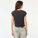 Camiseta corta de color negro con cuello redondo y mangas cortas. Presenta un estampado frontal con el personaje Stitch y el texto 626 Stitch en estilo futurista.