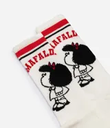 Medias de caña larga color blanco con estampa del personaje Mafalda y detalles de rayas rojas y negras en el puño acanalado.