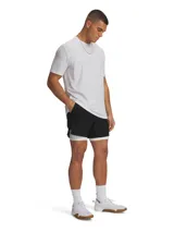 Short deportivo Under Armour de corte ajustado, con diseño de doble capa que incluye una calza interna blanca y un short externo negro. Cuenta con cintura elástica y aberturas laterales en el bajo para mayor movilidad.