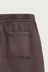 Bermuda jogger marrón de corte relajado, con efecto lavado, cintura elástica con cordón de ajuste y bolsillos laterales.