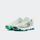 Championes deportivos Skechers Viper Court Pro 2.0, color gris con detalles en verde neón y azul. Presentan una parte superior de malla técnica, entresuela con amortiguación reactiva y suela con patrón de tracción multicolor.