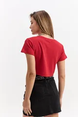 Remera crop top blanca de corte ajustado, con textura acanalada y mangas cortas.