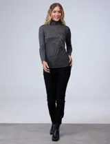 Buzo de tejido elastizado melange, con cuello alto y mangas largas. Marca Tahari.