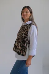Chaleco de punto con estampado animal print, cuello redondo y diseño holgado.