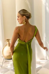 Vestido largo de satén verde con diseño de un solo hombro y tirante fino, cuerpo ajustado y caída recta.