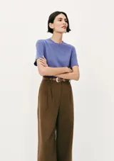 Camiseta verde de algodón de corte recto y mangas cortas.