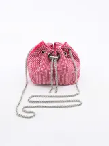 Cartera tipo bombonera color fucsia cubierta de strass plateados, con cierre de cordón ajustable y cadena plateada.