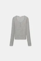 Camiseta slim fit de manga larga y cuello redondo con cierre frontal de botones, confeccionada en hilatura con lana, en color gris melange.
