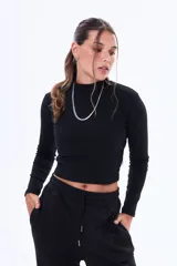 Remera de manga larga color negro, con cuello alto y corte ajustado al cuerpo.