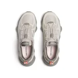Championes de senderismo Merrell modelo Speedarc Matis, color gris claro con detalles en verde militar y naranja. Parte superior de malla transpirable y TPU, con entresuela de espuma con efecto moteado y suela de caucho Vibram.