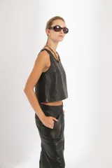 Pantalón de cuero de oveja negro, de tiro medio y corte slouchy.