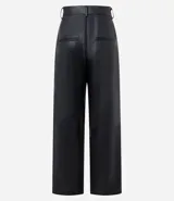 Pantalón negro de cuero sintético, corte recto, con bolsillos delanteros grandes y cierre con botón y cremallera.