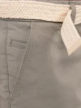 Bermuda de hombre de corte regular fit, color gris, con cierre de cremallera y botón, bolsillos laterales y traseros.