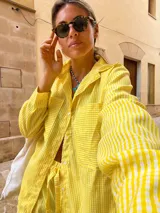 Camisa amarilla y blanca con estampado de cuadrillé, de corte holgado y manga larga.