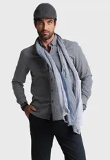 Camisa de manga larga con cuello abotonado y puños ajustables, confeccionada en tela Oxford de algodón a cuadros en blanco y negro.