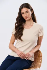 Remera básica de algodón color beige, de corte ajustado y cuello redondo.