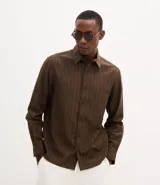 Camisa de corte comfort en color marrón con diseño de rayas verticales finas. Presenta cuello inglés, cierre frontal abotonado y mangas largas con puños. Confeccionada en una mezcla de liocel y lino.