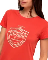 Remera color ladrillo con estampado blanco en el frente con el texto "Property of Operation Deep Freeze Antarctica Powered by Caterpillar".