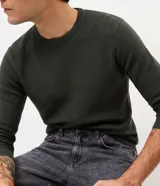 Suéter de punto bordó para hombre, con textura acanalada horizontal, cuello redondo, mangas largas, y puños y bajo ajustados.