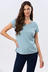 Remera básica de algodón color negro, con cuello redondo y mangas cortas de corte clásico.
