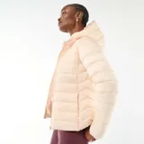 Campera ligera acolchada con capucha, diseño de matelassé horizontal, cierre frontal y bolsillos laterales.