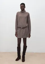 Vestido corto de punto grueso, de corte recto y color marrón, con cuello vuelto y mangas largas.