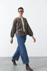 Jean de corte amplio y tiro medio, con diseño de costuras verticales frontales y bolsillos laterales tipo parche. Presenta un acabado en tono azul clásico.