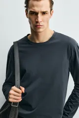 Camiseta de manga larga con corte relajado y cuello redondo, confeccionada en tejido con acabado mercerizado.
