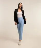 Pantalón carrot de sastrería color celeste, con bolsillos, pliegues y cinturón fino negro de material sintético.