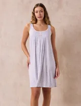 Camisón corto de tejido suave con estampado floral, escote redondo con botones y detalle plisado en la parte delantera.