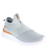 Championes deportivos Puma modelo Remedie Slip Strap, de diseño sin cordones con banda elástica cruzada en el empeine. Presentan una combinación de colores gris claro con detalles en naranja vibrante en el logo y la entresuela, sobre una suela blanca de alto confort.