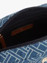 Cartera cruzada estilo cámara de Tommy Hilfiger, confeccionada en denim de algodón con estampado de monograma TH y detalles en cuero vacuno. Cuenta con cierre principal y herrajes metálicos dorados, incluyendo el monograma TH en el frente. Posee correa ajustable y extraíble.