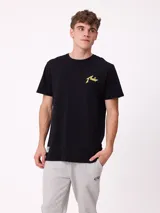 Remera de manga corta color crema con estampado gráfico en la espalda que representa un paisaje de montaña con un lago, árboles y una carpa, junto con el logo de la marca Rusty.