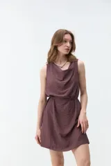 Vestido corto negro sin mangas, con escote drapeado y lazo fino para ajustar en la cintura.
