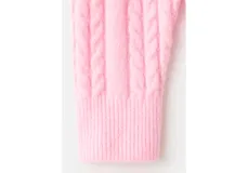 Jersey de punto trenzado color rosado, con cuello redondo y mangas largas de corte recto.