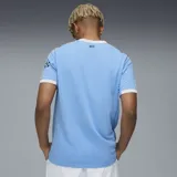 Camiseta de fútbol Puma del Manchester City, modelo Home Jersey. Diseño en color celeste con detalles en blanco en los laterales y cuello, incluyendo el escudo del club y el logo de la marca en el frente.