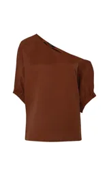 Blusa de satén color marrón, con diseño de un solo hombro y mangas cortas con puños fruncidos.