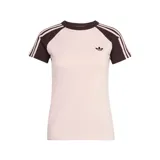 Remera Adidas SST de color rosado claro, con cuello redondo y mangas cortas en color marrón oscuro que presentan las tres tiras características de la marca en tono claro. Incluye el logo del trébol bordado en el pecho.